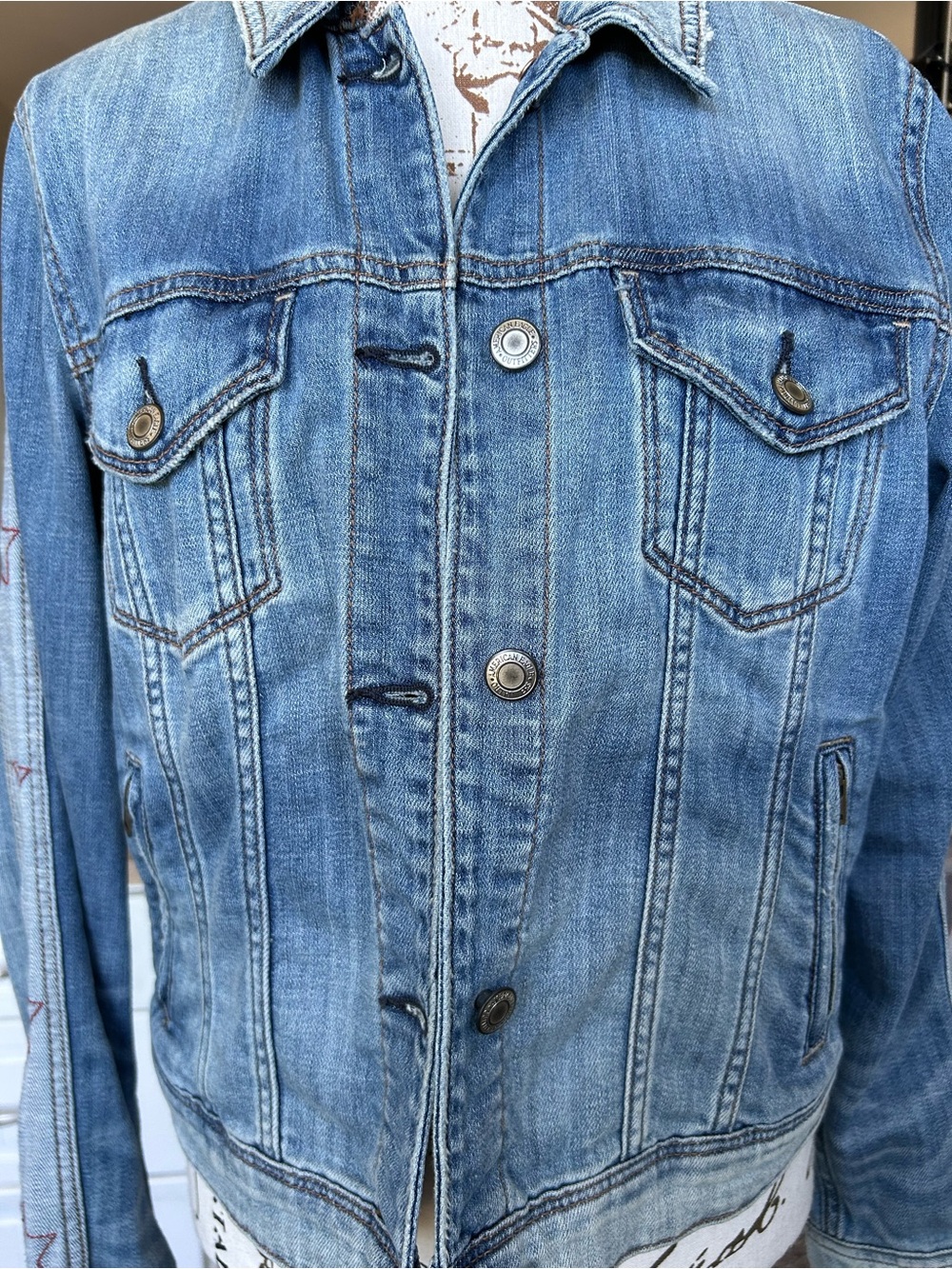 American Eagle Outfitter Denim Jean Jacket with Red Stars on sleeves size M - Picture 4 of 7